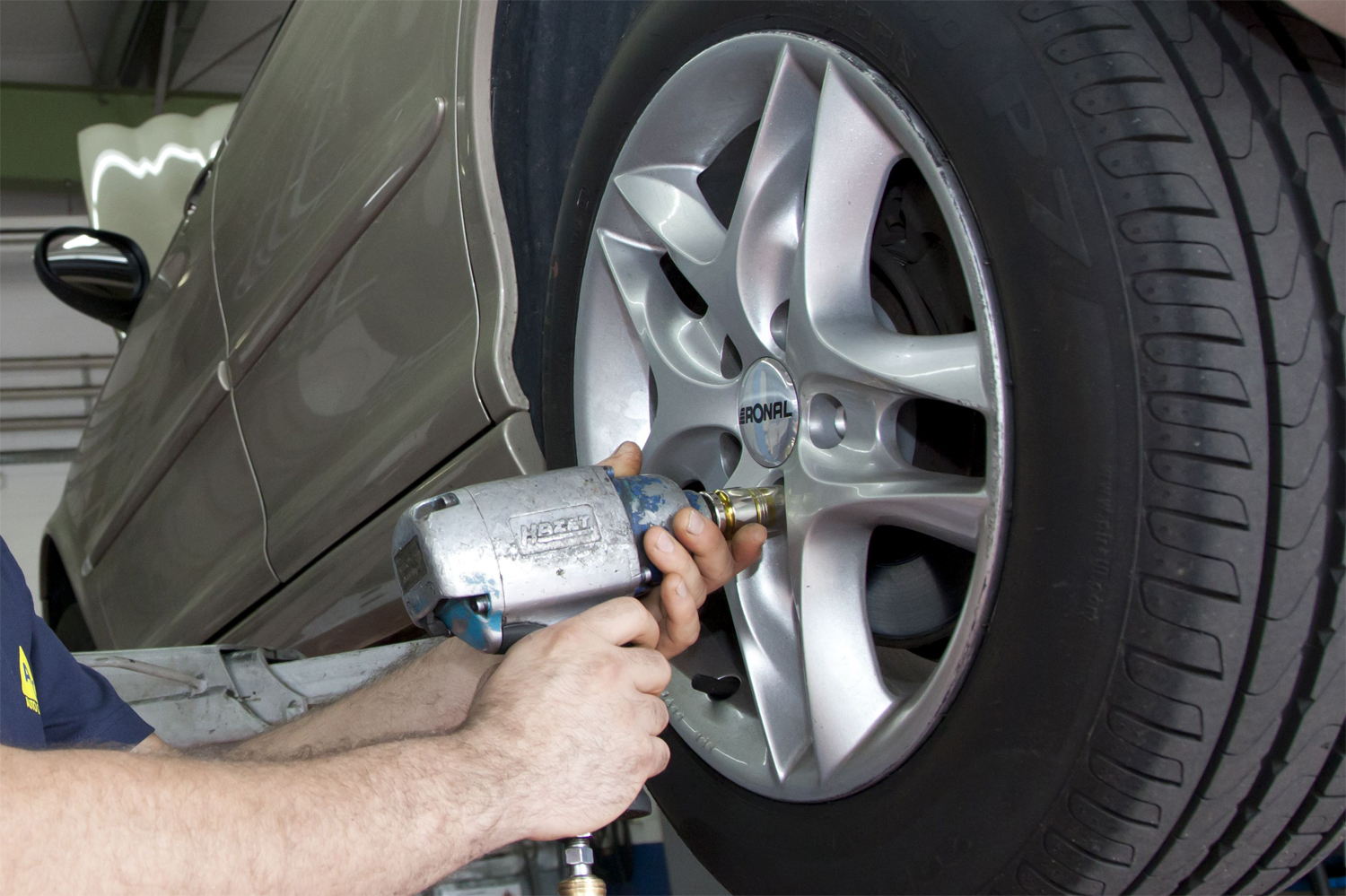 Der Profi wechselt nicht nur die Reifen ... Der Profi wechselt nicht nur die Reifen ...